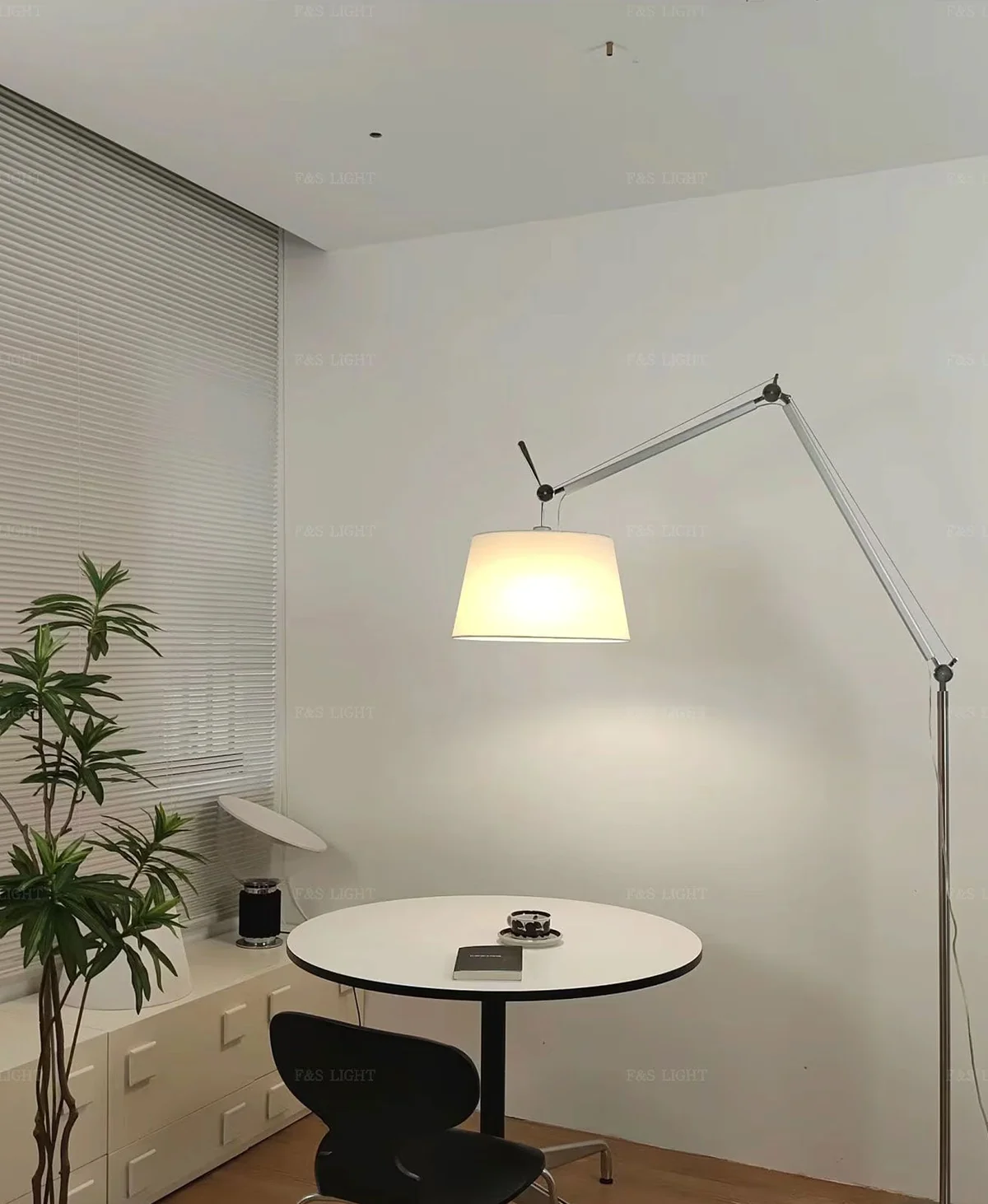 거실 분위기를 180도 바꿔주는 화이트 테이블과 장스탠드 스타일링 후기