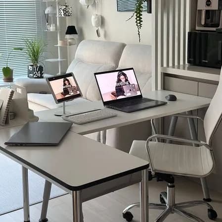 좁은 거실도 넓어 보이게 만드는 1200 사이즈 화이트 라운드 테이블 스타일링 가이드