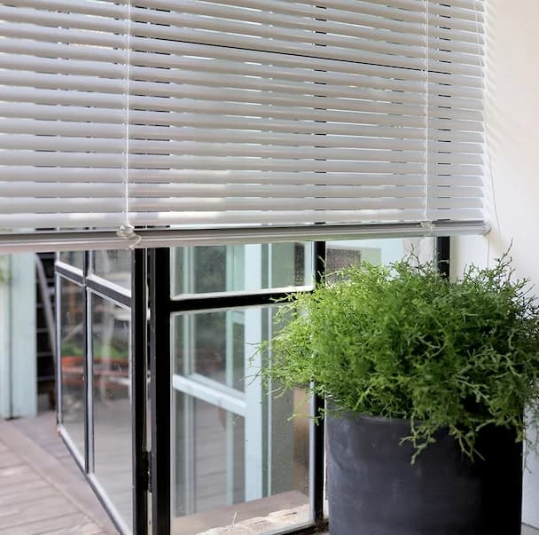 25mm 알루미늄 블라인드 거실 인테리어 활용법과 35컬러 선택 팁