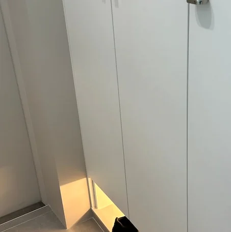 좁은 현관을 두 배 넓게 쓰는 신발장 하단 띄움 시공 가이드