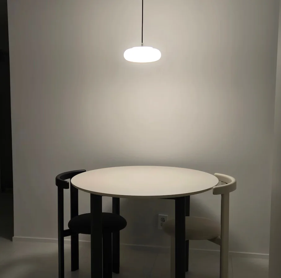 좁은 거실 분위기를 180도 바꿔주는 조명 인테리어와 가구 배치 팁