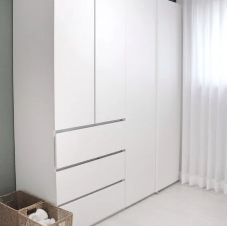 좁은 방 수납 고민 해결해준 키높이 옷장 인테리어 활용 노하우